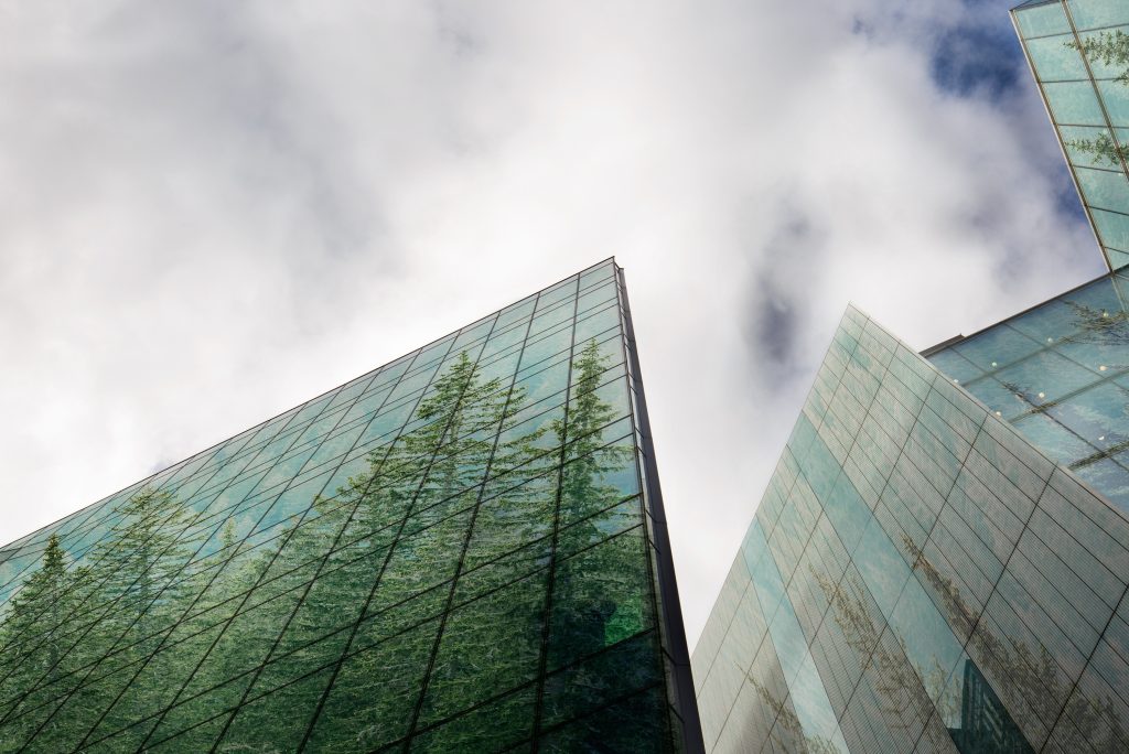 Edificios con reflejo de árboles en los cristales
