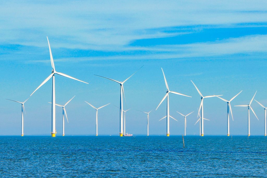 Planta eólica de molinos de viento en el mar